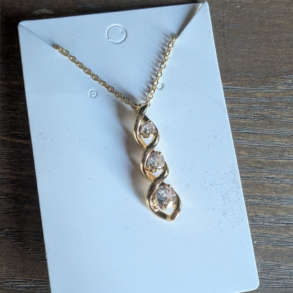 NWOT Elegant Gold Toned Pendant Necklace
